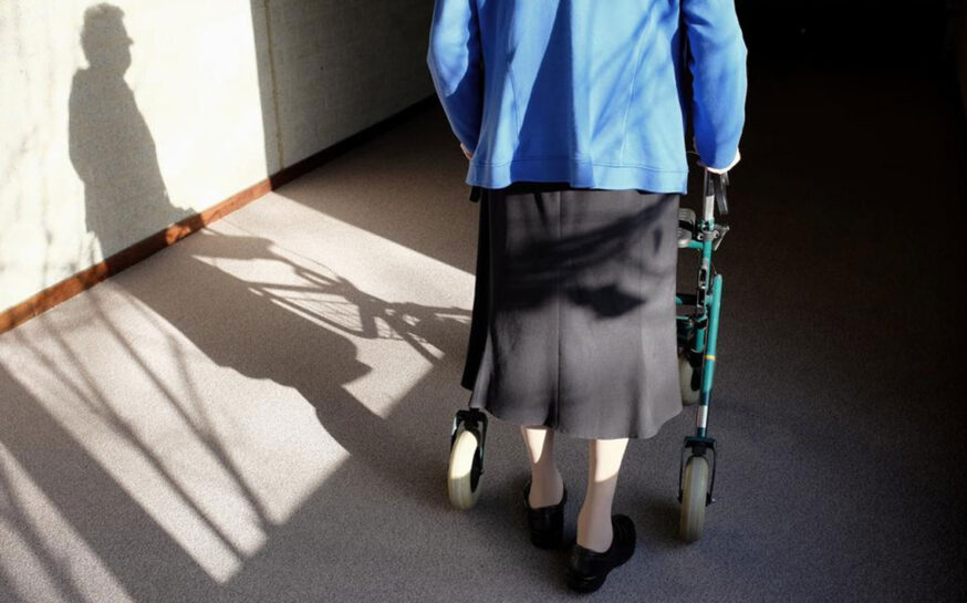 Types, basics, and safety tips of walkers with wheels