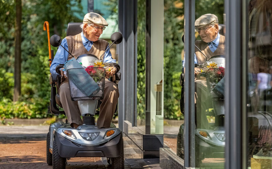 Senior Transportation – 14 Alternatives to Driving for Mobility and Independence